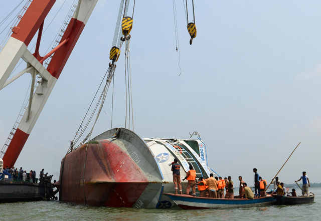 2014-05-17T105355Z_126350229_GM1EA5H1G8601_RTRMADP_3_BANGLADESH-FERRY-ACCIDENT