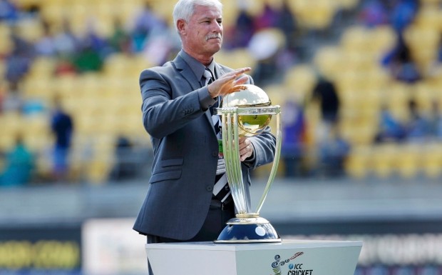 Former+New+Zealand+cricket+all-rounder+Richard+Hadlee+holds+the+Cricket+World+Cup+trophy+on+the+ground+before+Sri+Lanka+take+on (1)
