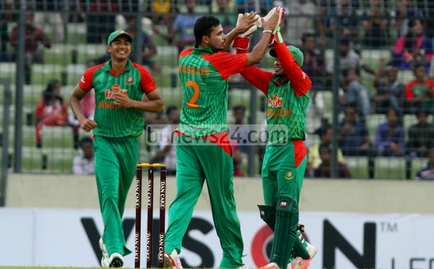 17_Bangladesh+vs+Pakistan_2nd+ODI_hARIS+OUT_190415_0001