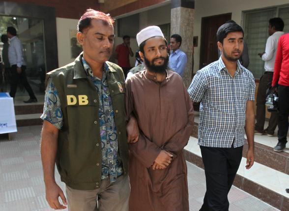 Police officers in Dhaka detain Abdul Haque, a member of Jamaat-e-Islami, Bangladesh's biggest religion-based party, on suspicion he was involved in Islamic State propaganda, November 25, 2015. REUTERS/Ashikur Rahman
