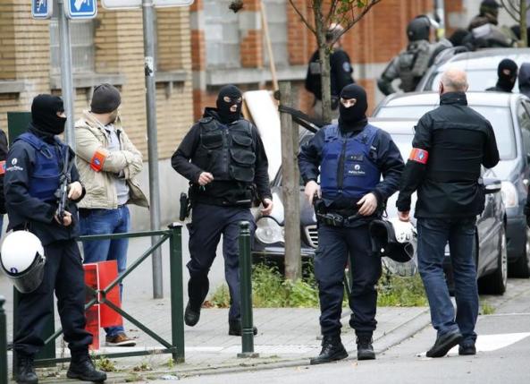 Belgian police stage a raid, in search of suspected muslim fundamentalists linked to the deadly attacks in Paris, in the Brussels suburb of Molenbeek, November 16. 2015.    REUTERS/Yves Herman