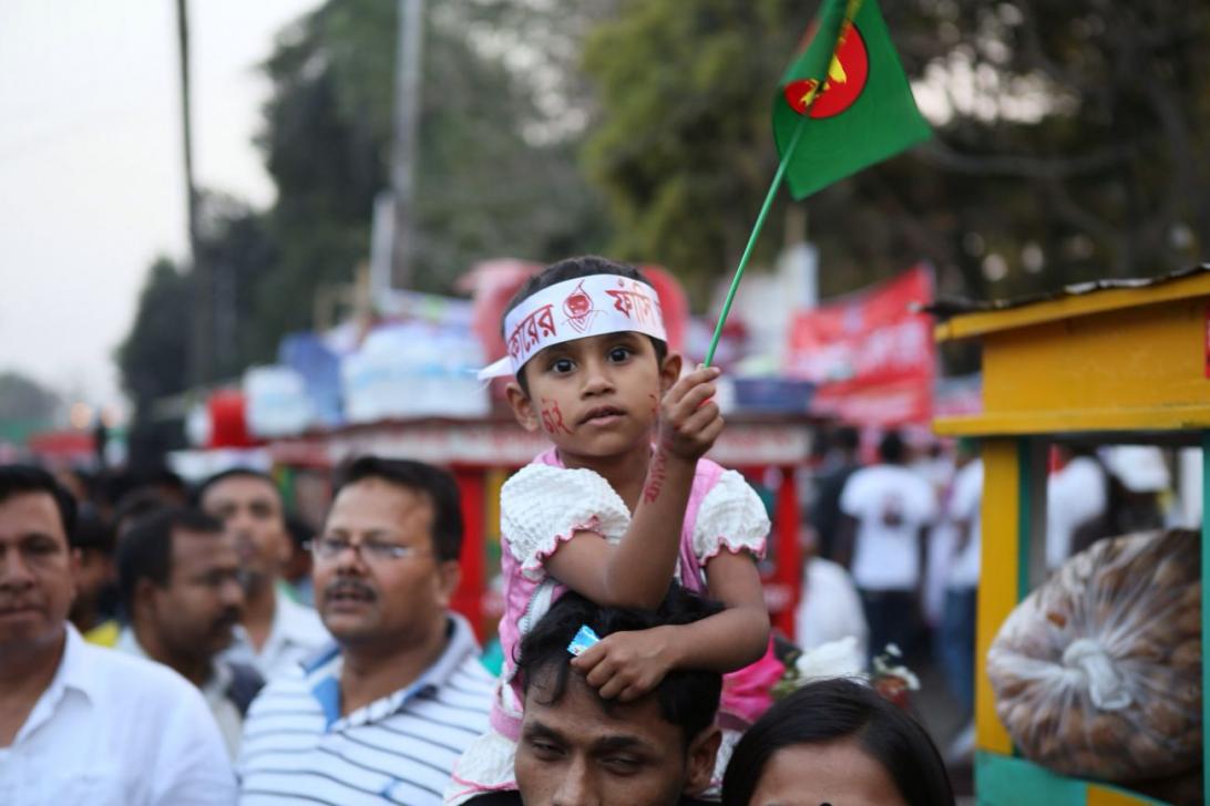 bangladesh_girl_holding_national_flag