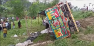 15 killed as truck overturns near Jamuna Bridge in Tangail